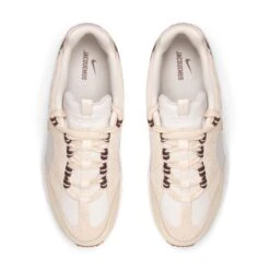 Nike X JACQUEMUS AIR HUMARA LX -Jordan Store NikeXJACQUEMUSAIRHUMARALXLIGHTBONEGOLD SAIL8DR0420 001 4